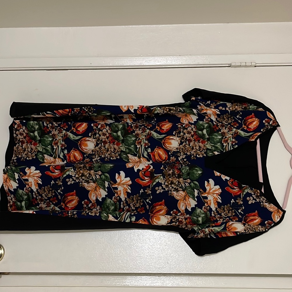 Floral dress never worn but tags were removed it was too big it's a size 2XL